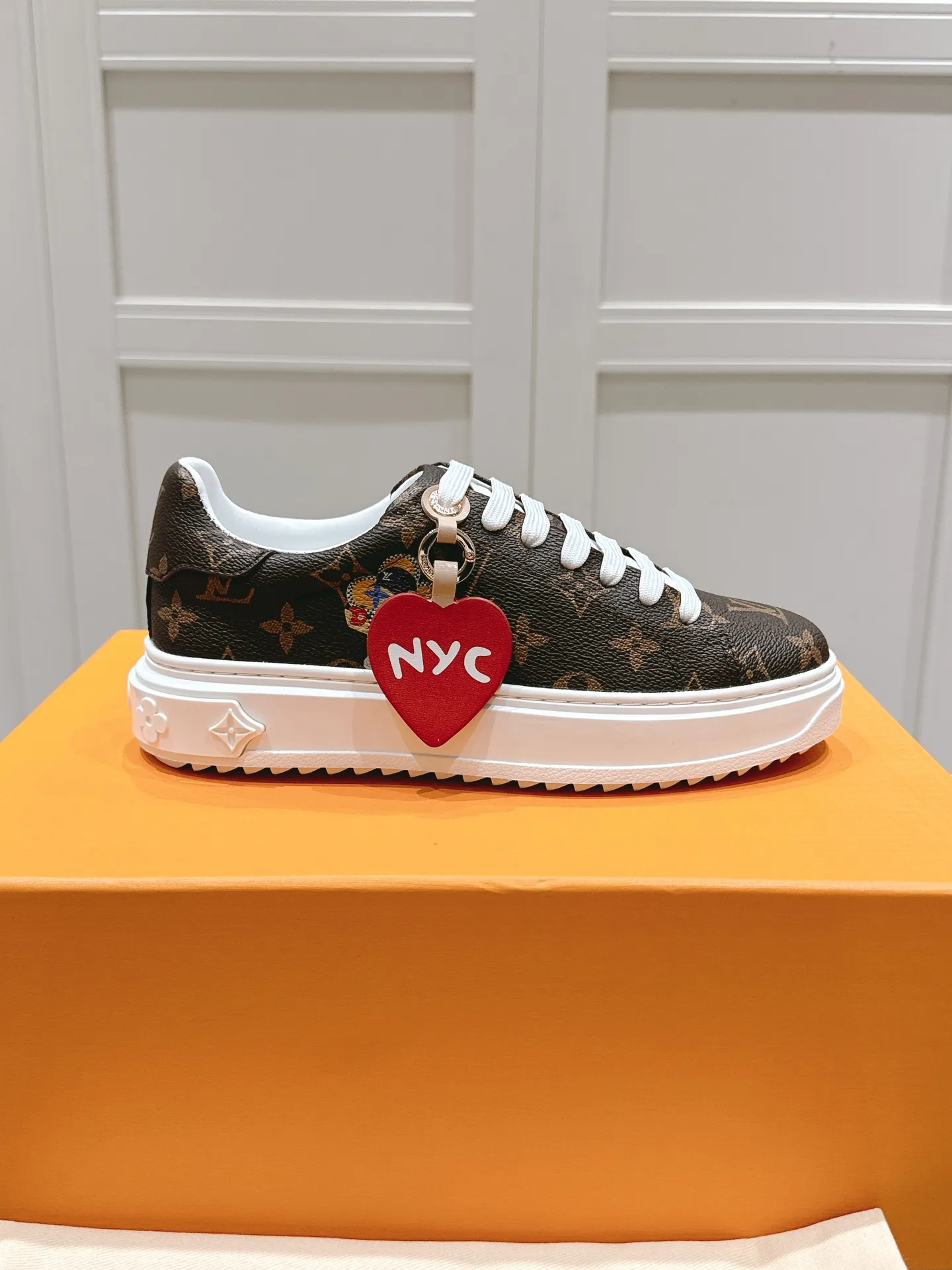 👟👟Ex-factory price 560👟👟 LV new white shoes, four-leaf clover🍀sunflower🌞 charm, add naughty and lively color to simple white shoes, easy to wear and durable, code number: 35+40 (41 customized)